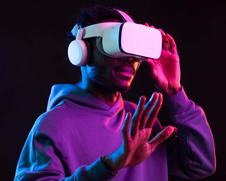 portrait-young-african-american-man-with-vr-glasses (1)
